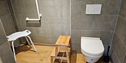 Rollstuhlgerechte Unterkunft - Wiesentheid - Dusche mit Haltegriff und auf Wunsch mit Duschstuhl - Erdhausapartment WEST