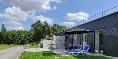 Rollstuhlgerechte Unterkunft - Unterkunftsart: Ferienwohnung - Bayern - Eingangsbereich Erdhausapartment WEST mit eigenem Parkplatz direkt am Haus, ebenerdigen Terrasse mit Grill - Erdhausapartment WEST