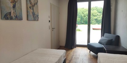 Rollstuhlgerechte Unterkunft - Unterkunftsart: Ferienhaus - Baudenbach - zweites Schlafzimmer mit 2 einzelnen Boxspringbetten (á 0,80m x 2,00m), ebenerdiger Ausgang auf die Terrasse - Erdhausapartment WEST