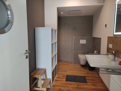 Rollstuhlgerechte Unterkunft - Barrierefreiheit-Merkmale: Für Gäste mit kognitiven Beeinträchtigungen - Lisberg - Badezimmer mit unterfahrbarem Waschtisch - Erdhausapartment WEST