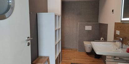 Rollstuhlgerechte Unterkunft - PLZ 97539 (Deutschland) - Badezimmer mit unterfahrbarem Waschtisch - Erdhausapartment WEST