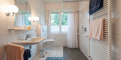 Rollstuhlgerechte Unterkunft - Löningen - behindertengerechtes Bad in der Unterwohnung inkl. Duschsitz und mobile Armlehnen an der Toilette - Landhaus Ehren
