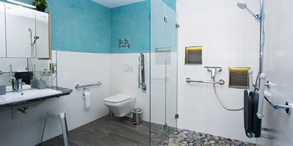 Rollstuhlgerechte Unterkunft - Zertifizierung "Reisen für alle" - Dießen am Ammersee - Bad mit klappbarer Glas-Duschwand - FeWo Loisachgold