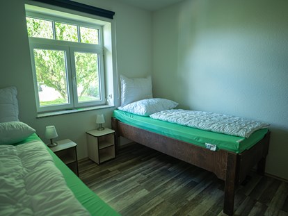 Rollstuhlgerechte Unterkunft - Pflegebett - Beispiel für Doppelzimmer in der Einliegerwohnung - Stiftung Friedrich Wilhelm und Monika Kertz