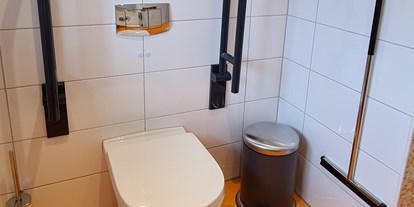 Rollstuhlgerechte Unterkunft - Pflegebett - Schleswig-Holstein - 2. WC mit Haltegriffen im Haupthaus - Stiftung Friedrich Wilhelm und Monika Kertz