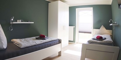 Rollstuhlgerechte Unterkunft - Pflegebett - PLZ 26907 (Deutschland) - Schlafzimmer 2 mit Zugang zur Terrasse - Haus-am-See