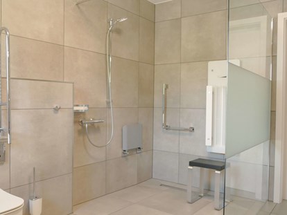 Rollstuhlgerechte Unterkunft - Zertifizierung "Reisen für alle" - Emlichheim - Dusche mit Duschstuhl - Haus-am-See