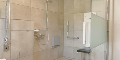 Rollstuhlgerechte Unterkunft - barrierefrei zertifiziert - PLZ 26899 (Deutschland) - Dusche mit Duschstuhl - Haus-am-See