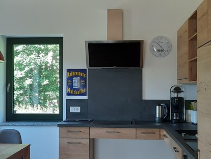 Rollstuhlgerechte Unterkunft - Unterkunftsart: Ferienhaus - unterfahrbare Küche mit Blick ins Grüne. - Ferienhaus Wollinger