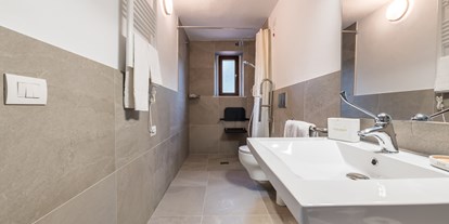 Rollstuhlgerechte Unterkunft - Rollstuhlgängiges Badezimmer - Agriturismo La Collina degli Olivi