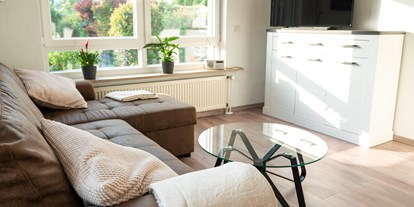 Rollstuhlgerechte Unterkunft - Hunsrück - Wohnzimmer mit Smart-TV - Haus Hanghuhn