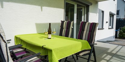 Rollstuhlgerechte Unterkunft - Hunsrück - große Terrasse mit Blick und Zugang in den Garten - Haus Hanghuhn