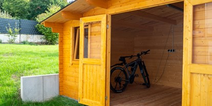 Rollstuhlgerechte Unterkunft - im Gartenhaus können Hilfsmittel und  Fahrräder abgestellt werden. - Haus Hanghuhn