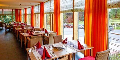 Rollstuhlgerechte Unterkunft - Pflegebett - Loßburg - Restaurant mit Panoramablick auf den Kurpark - Nashira Kurpark Hotel****
