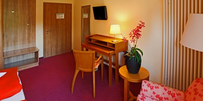 Rollstuhlgerechte Unterkunft - Pflegebett - Zimmer des behindertengerechten Hotels in Bad Herrenalb - Nashira Kurpark Hotel****