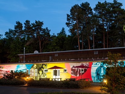 Rollstuhlgerechte Unterkunft - mit Hund - Veranstaltungsgebäude bei Nacht - IDA Integrationsdorf Arendsee