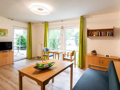 Rollstuhlgerechte Unterkunft - Beispiel Wohnzimmer 1 - IDA Integrationsdorf Arendsee
