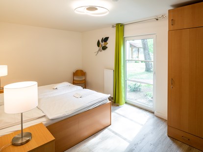Rollstuhlgerechte Unterkunft - Unterkunftsart: Gästehaus - Ziemendorf - Beispiel Schlafzimmer 1 - IDA Integrationsdorf Arendsee