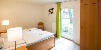 Rollstuhlgerechte Unterkunft - Unterkunftsart: Ferienhaus - Beispiel Schlafzimmer 1 - IDA Integrationsdorf Arendsee