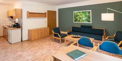 Rollstuhlgerechte Unterkunft - Unterkunftsart: Ferienhaus - Beispiel Wohnzimmer 2 - IDA Integrationsdorf Arendsee