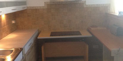 Rollstuhlgerechte Unterkunft - Schwimmbad - Kroatien - Küche mit unterfahrbare Kochplatte von Apartment nr8 - DeltaS Appartmani - Rollstuhl und Behindertengerechte Apartments Rab - Kroatien