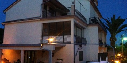 Rollstuhlgerechte Unterkunft - Schwimmbad - Kroatien - DeltaS Appartmani im Abendlicht - DeltaS Appartmani - Rollstuhl und Behindertengerechte Apartments Rab - Kroatien