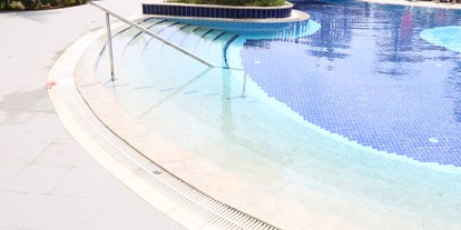 Rollstuhlgerechte Unterkunft - Muratpaşa/Antalya - Pool mit Treppen und Handlauf - Long Beach Resort 