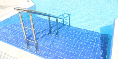 Rollstuhlgerechte Unterkunft - Barrierefreiheit-Merkmale: Für Gäste mit Gehbehinderung oder Rollstuhlfahrer - Türkische Westküste - Pool mit Treppen und handlauf - Alaiye Resort & Spa