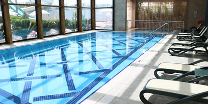 Rollstuhlgerechte Unterkunft - Muratpaşa/Antalya - Hallenbad mit Treppe und Handlauf - Trendy Hotel Verbena Beach