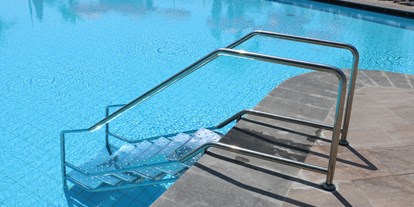 Rollstuhlgerechte Unterkunft - Treppe mit Handlauf in den Pool - Trendy Lara