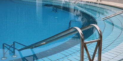 Rollstuhlgerechte Unterkunft - Türkische Westküste - Treppe mit Handlauf in den Pool - Paloma Foresta Resort & Spa