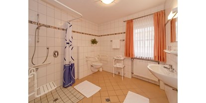 Rollstuhlgerechte Unterkunft - Unterkunftsart: Hotel - Lam - Behindertengerechtes Badezimmer - Hotel zum Hirschen