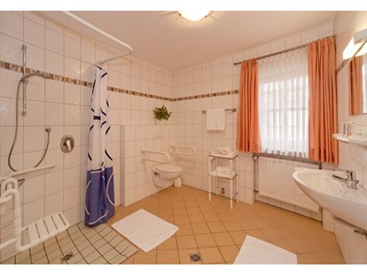 Rollstuhlgerechte Unterkunft - Deutschland - Behindertengerechtes Badezimmer - Hotel zum Hirschen