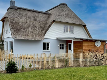 Rollstuhlgerechte Unterkunft - Unterkunftsart: Ferienhaus - Außenansicht Reethaus Barkley - Reethaus Barkley