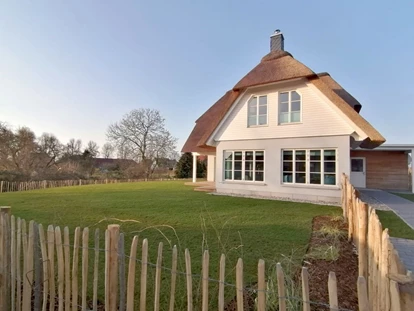 Rollstuhlgerechte Unterkunft - Unterkunftsart: Ferienhaus - Aussenansicht Reethaus Barkley - Reethaus Barkley