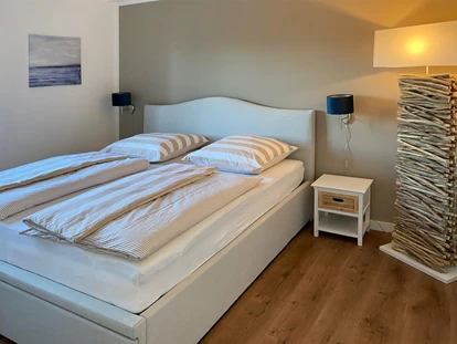Rollstuhlgerechte Unterkunft - Unterkunftsart: Ferienhaus - Schlafzimmer EG Reethaus Barkley - Reethaus Barkley