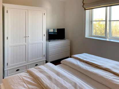 Rollstuhlgerechte Unterkunft - Unterkunftsart: Ferienhaus - Schlafzimmer EG Reethaus Barkley - Reethaus Barkley