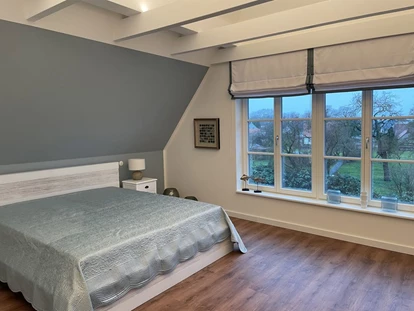 Rollstuhlgerechte Unterkunft - Unterkunftsart: Ferienhaus - Schlafzimmer OG Reethaus Barkley - Reethaus Barkley
