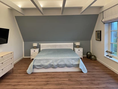 Rollstuhlgerechte Unterkunft - Unterkunftsart: Ferienhaus - Schlafzimmer OG Reethaus Barkley - Reethaus Barkley