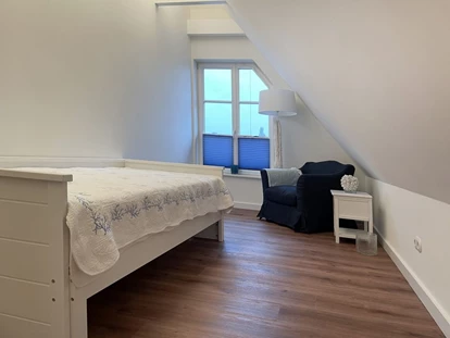 Rollstuhlgerechte Unterkunft - Unterkunftsart: Ferienhaus - kleines Schlafzimmer (Ausziehbett) OG Reethaus Barkley - Reethaus Barkley