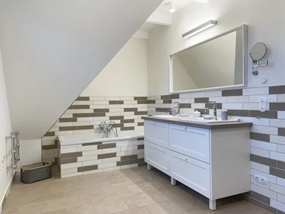 Rollstuhlgerechte Unterkunft - Unterkunftsart: Ferienhaus - Bad OG Reethaus Barkley - Reethaus Barkley