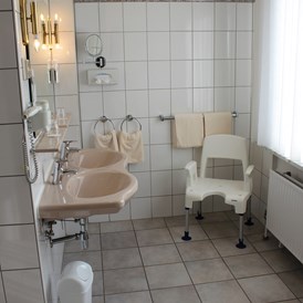 Rollstuhl-Urlaub: behindertengerechtes Bad - Waldhotel Schäferberg