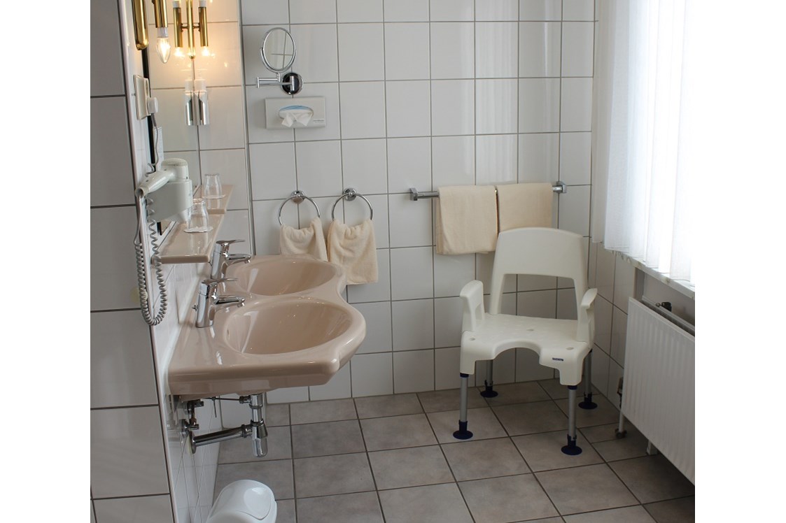 Rollstuhl-Urlaub: behindertengerechtes Bad - Waldhotel Schäferberg