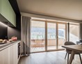 Rollstuhl-Urlaub: Küche mit Blick auf den Balkon - freiraum Apartments