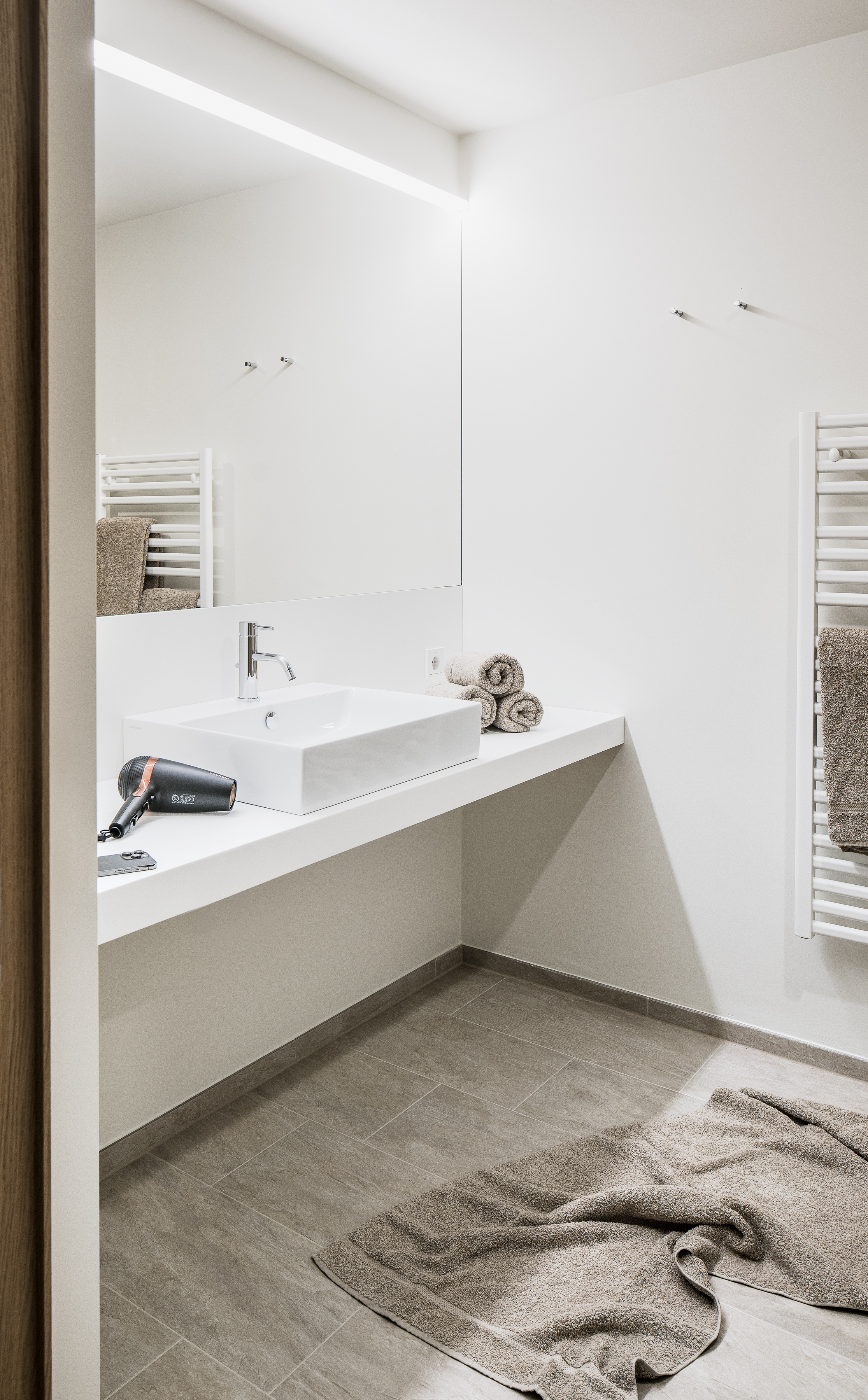 Rollstuhl-Urlaub: Badezimmer mit unterfahrbarem Waschtisch, behindertengerechte Dusche und WC mit Haltegriffen - freiraum Apartments