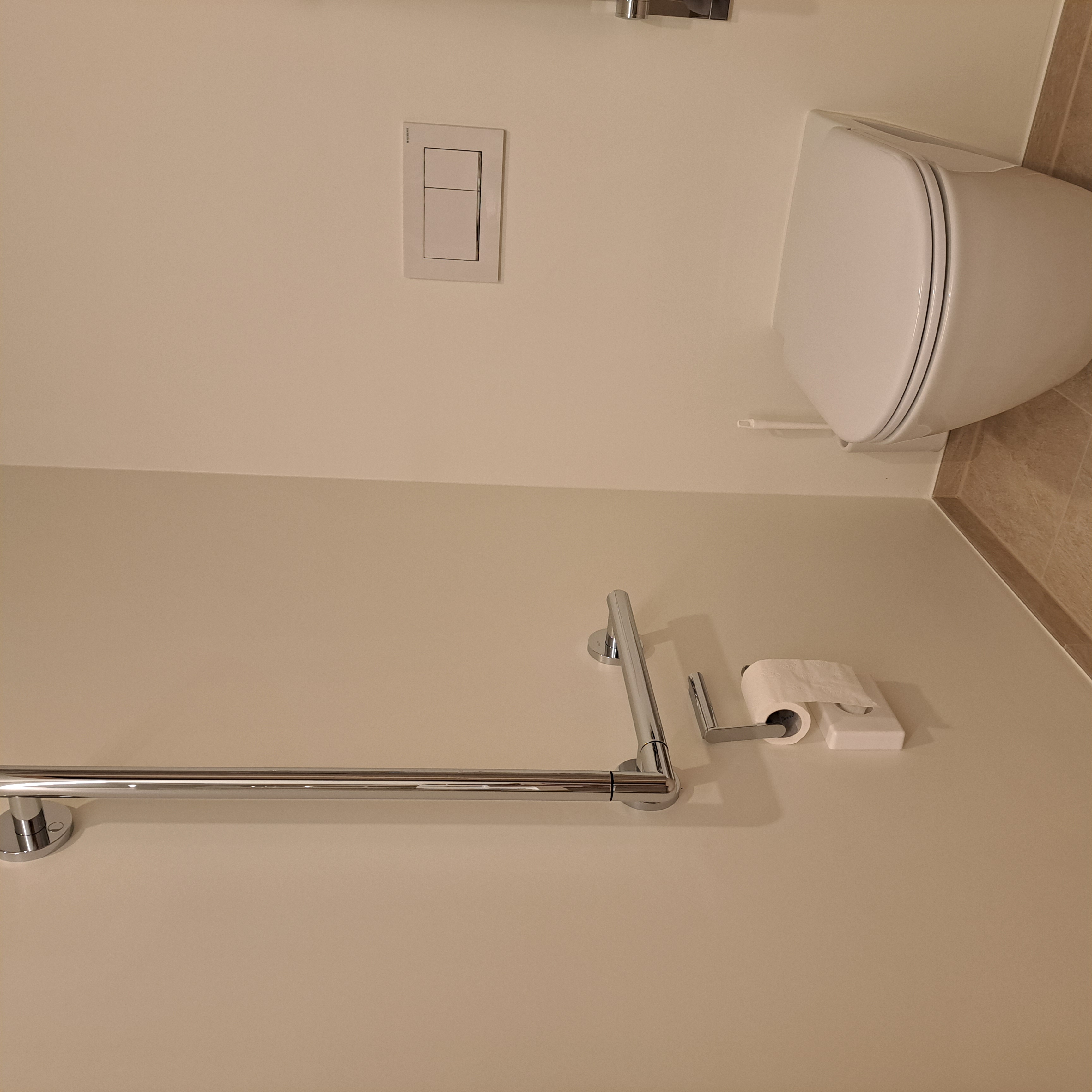 Rollstuhl-Urlaub: WC mit Haltegriff rechts - freiraum Apartments