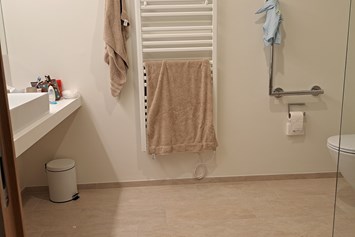Rollstuhl-Urlaub: Badezimmer mit Handtuch-Heizkörper - freiraum Apartments