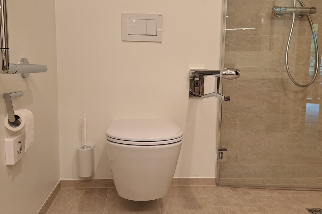 Rollstuhl-Urlaub: WC mit Haltegriff links - freiraum Apartments