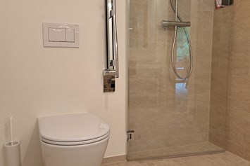 Rollstuhl-Urlaub: WC - freiraum Apartments