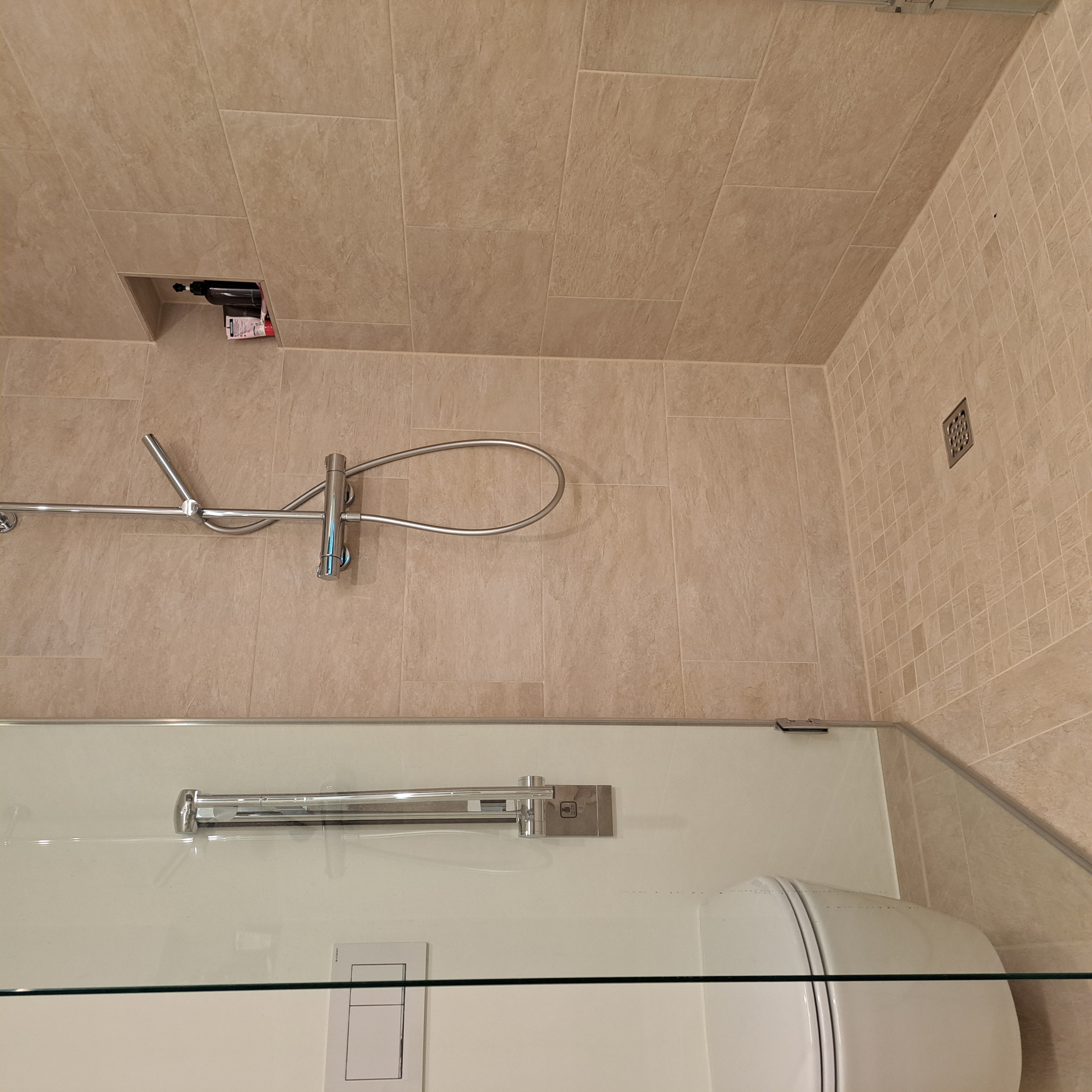 Rollstuhl-Urlaub: Dusche Glastüren können in beide Richtungen bewegt werden - freiraum Apartments